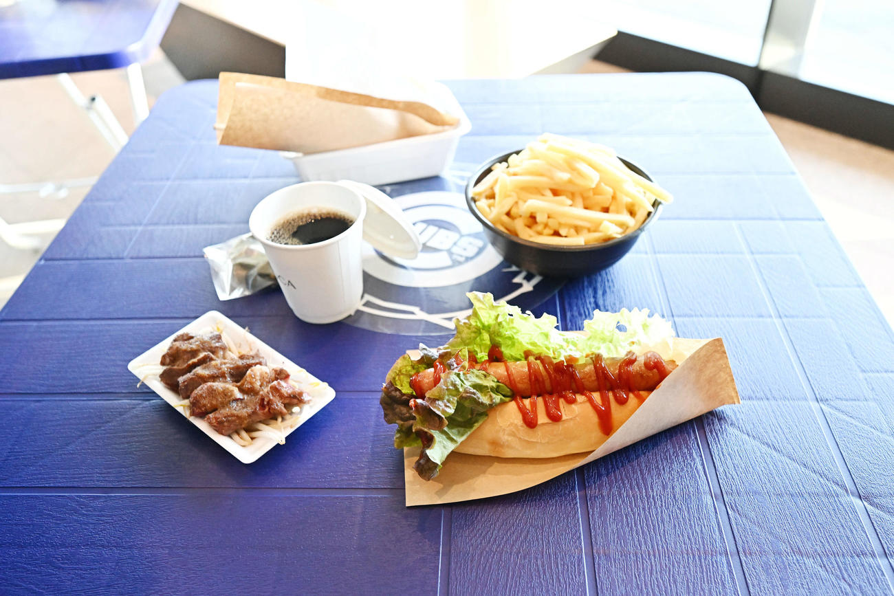 会場で販売されるフード（撮影・滝沢徹郎）