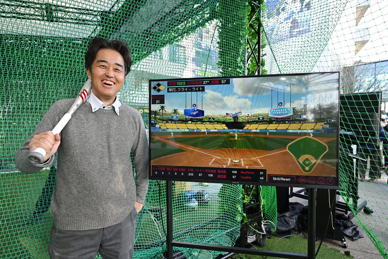 バッティング体験ゾーンで右前打を放ち笑顔の記者（撮影・滝沢徹郎）
