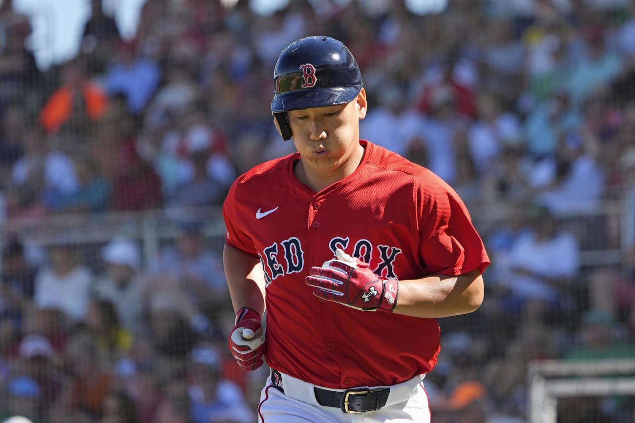 マーリンズ戦の5回、二ゴロに倒れ、ベンチに戻るレッドソックス吉田（共同）