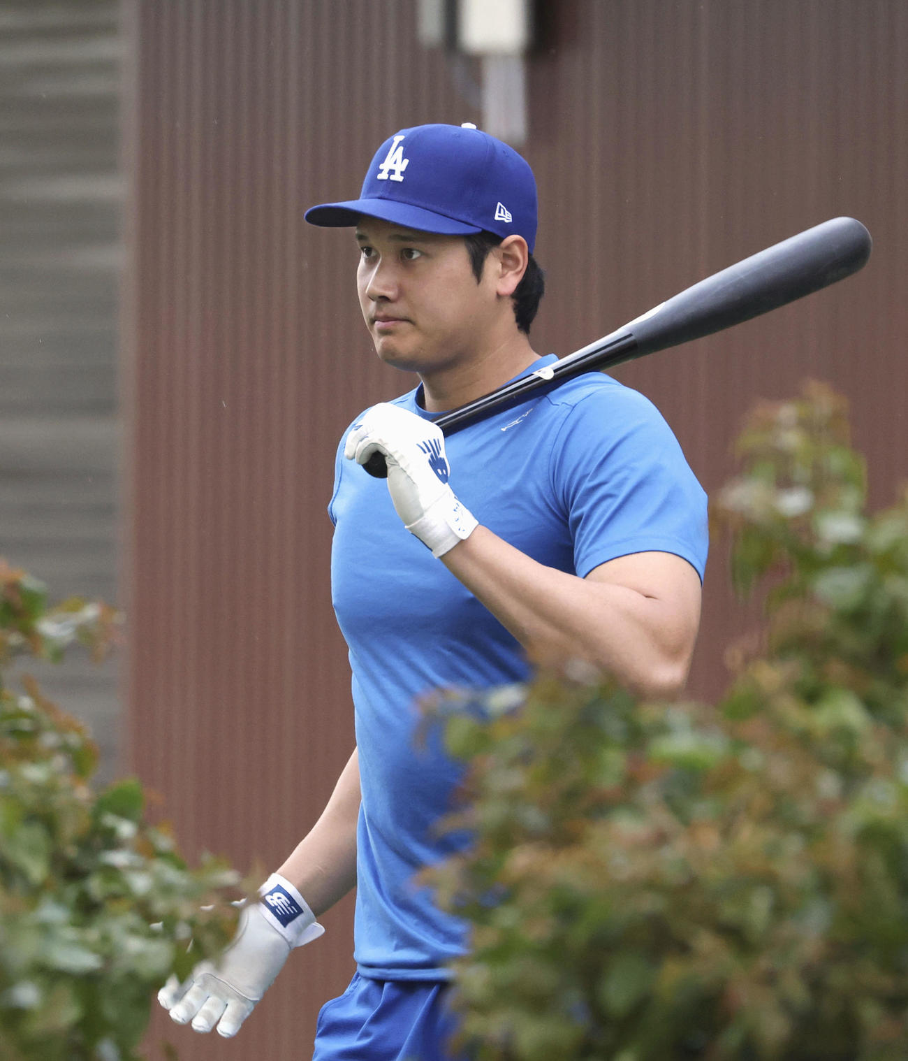 室内練習場から移動するドジャース大谷（共同）