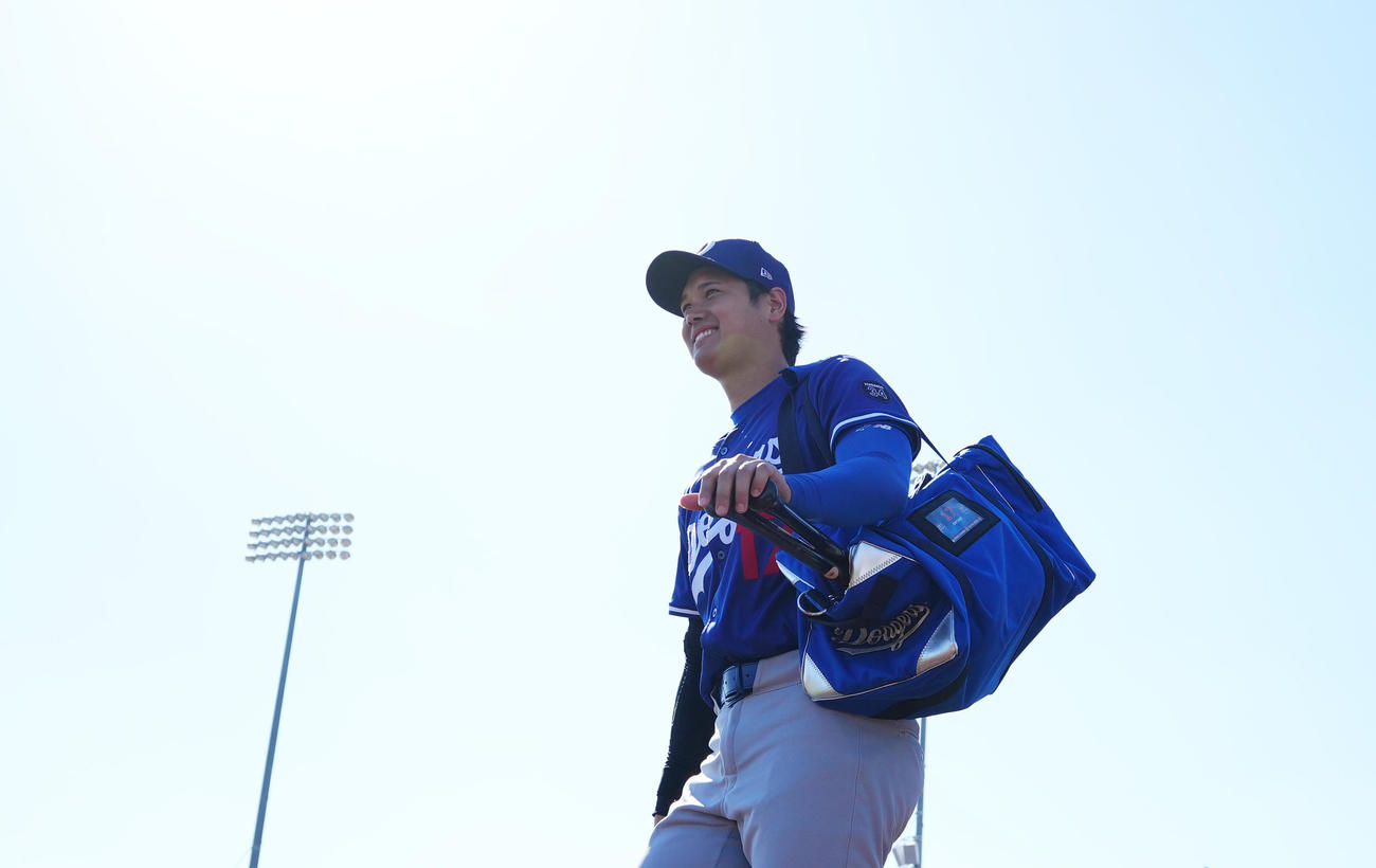 オープン戦・ホワイトソックス対ドジャース　出場を終え、笑顔で引き揚げるドジャース大谷（撮影・菅敏）