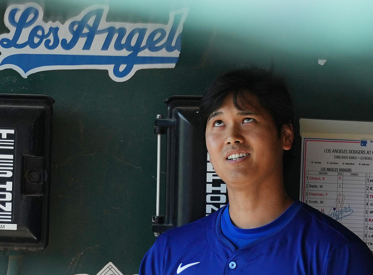 オープン戦・ホワイトソックス対ドジャース　試合中、ベンチでナインと話すドジャース大谷（撮影・菅敏）