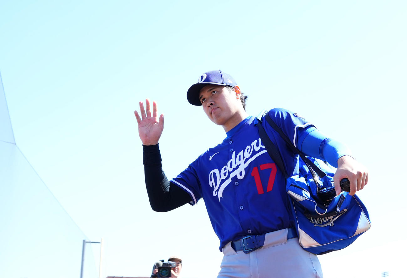 オープン戦・ホワイトソックス対ドジャース　試合前、声援を受けながらベンチに入るドジャース大谷（撮影・菅敏）