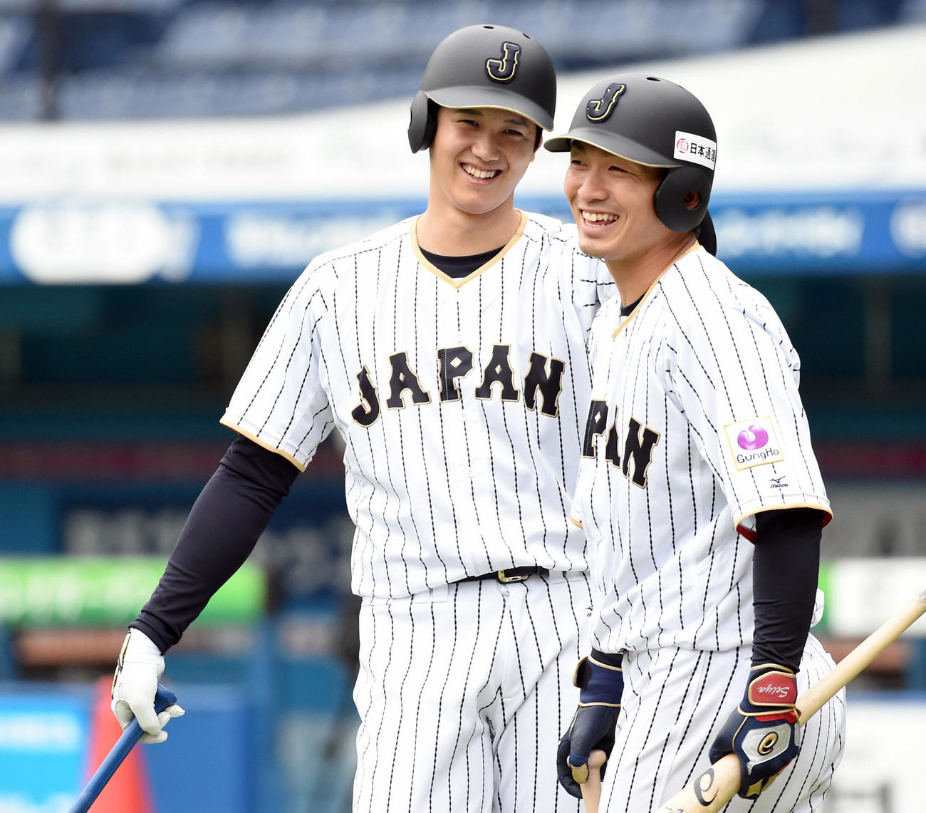 野球日本代表「侍ジャパン」合宿　強化試合メキシコ、オランダ戦関連　鈴木誠也（右）と談笑する大谷翔平＝2016年11月8日