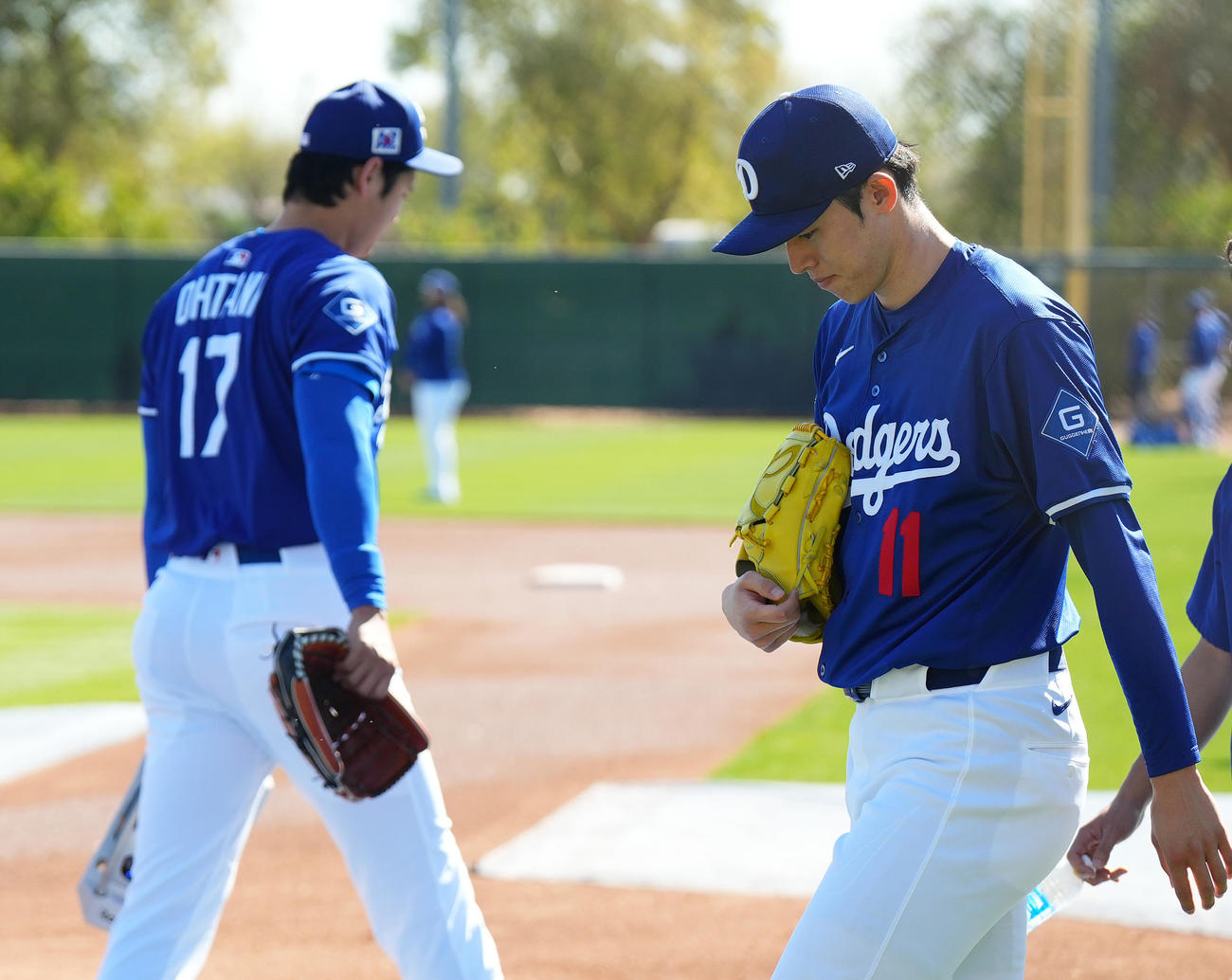 大谷（後方）に会釈をし、施設を移動するドジャース佐々木（撮影・菅敏）