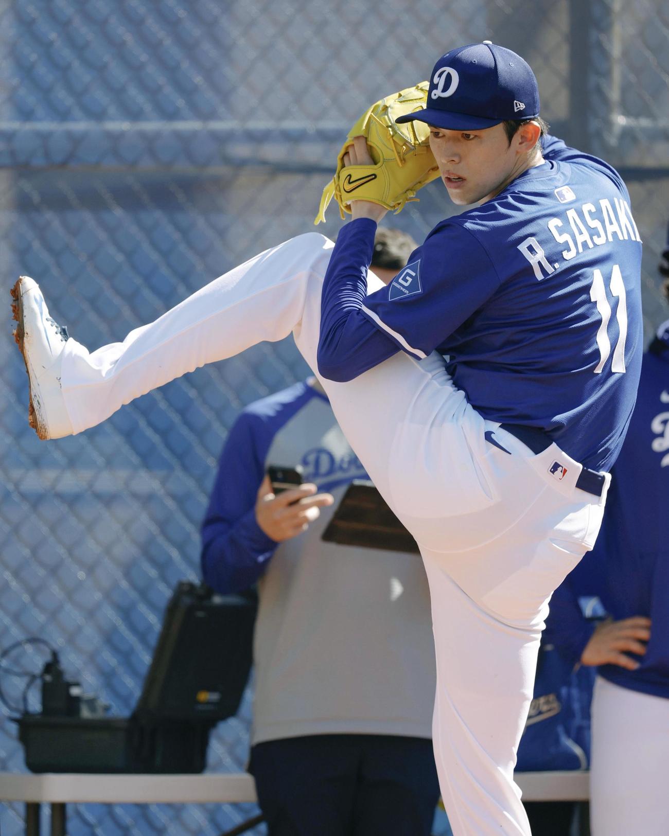 ブルペンで投球練習するドジャース佐々木＝グレンデール（共同）