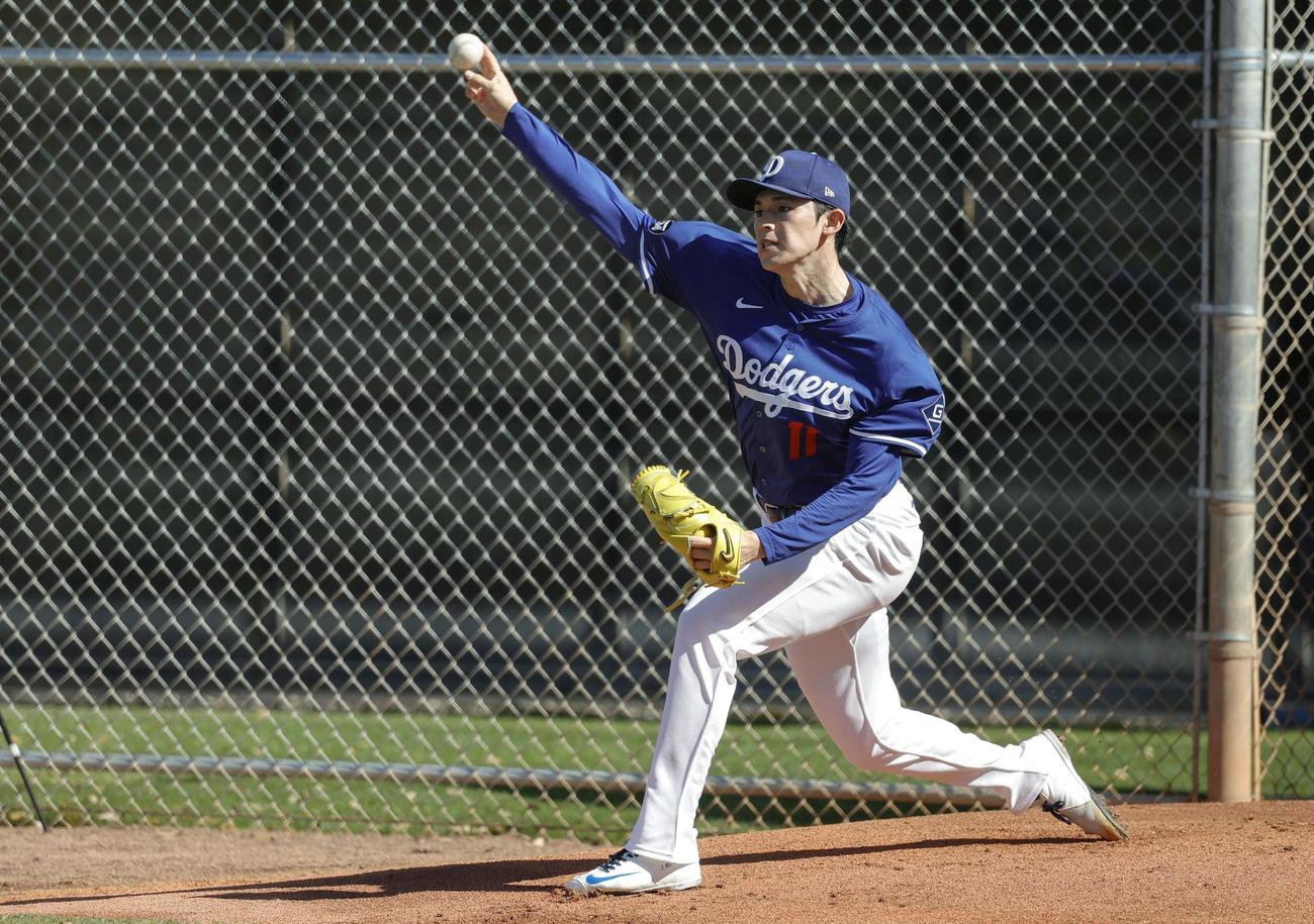 ブルペンで投球練習するドジャース佐々木＝グレンデール（共同）