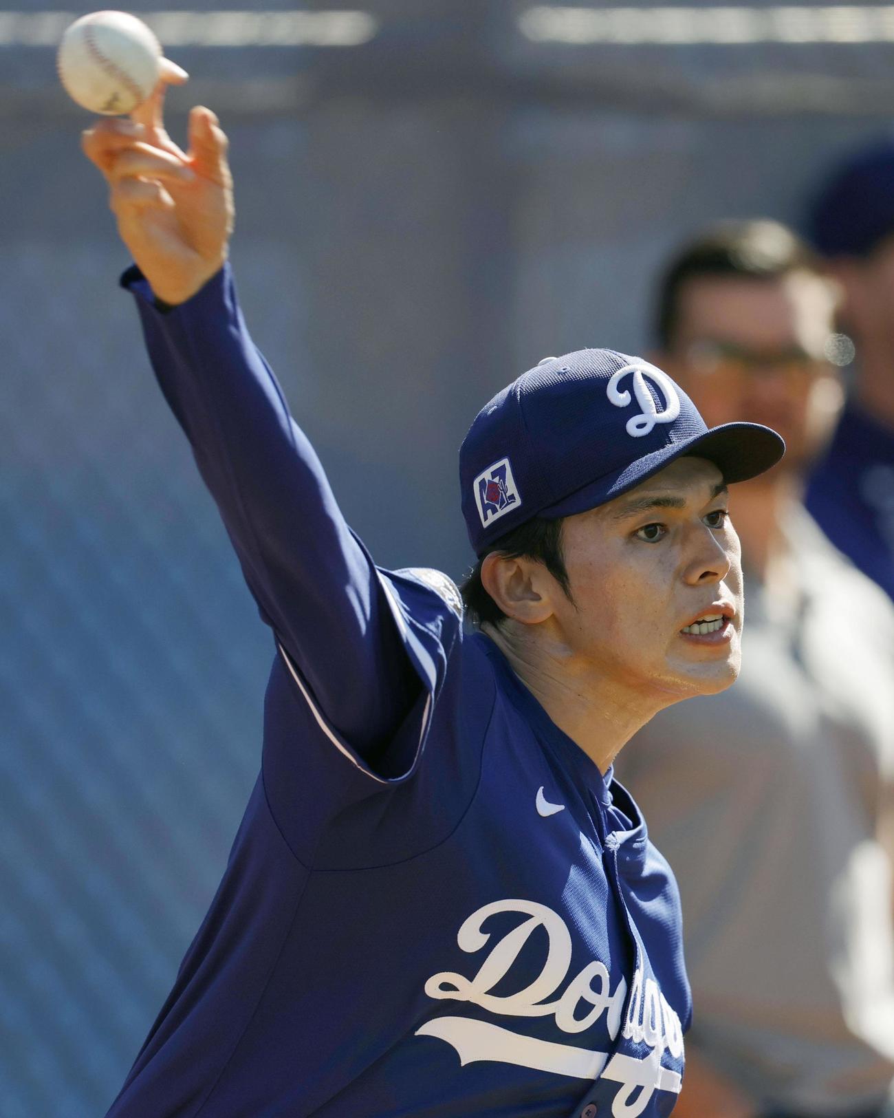 ブルペンで投球練習するドジャース佐々木＝グレンデール（共同）