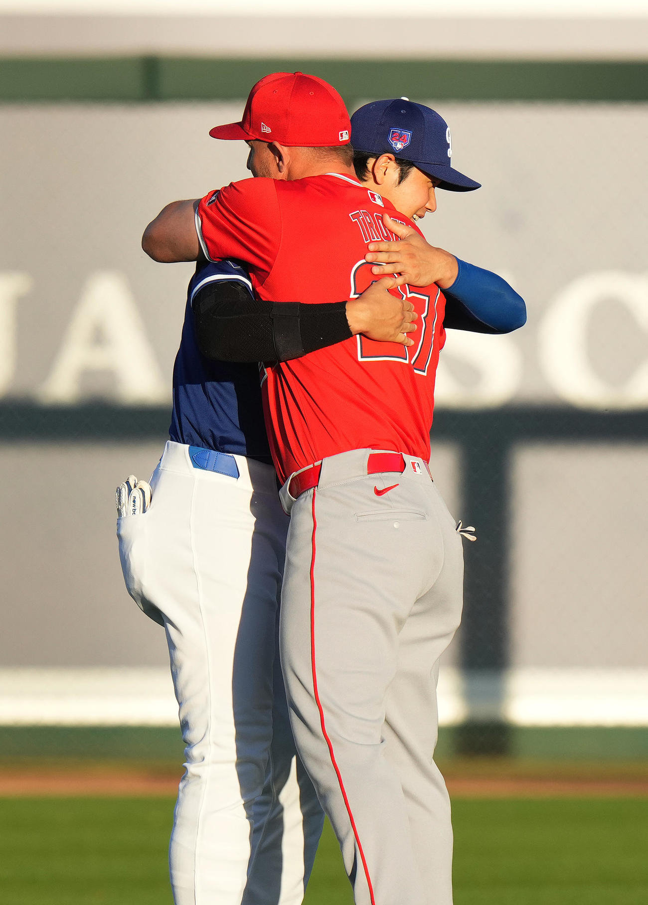 ドジャース対エンゼルス　試合前、エンゼルス・トラウト（手前）とハグするドジャース大谷（撮影・菅敏）
