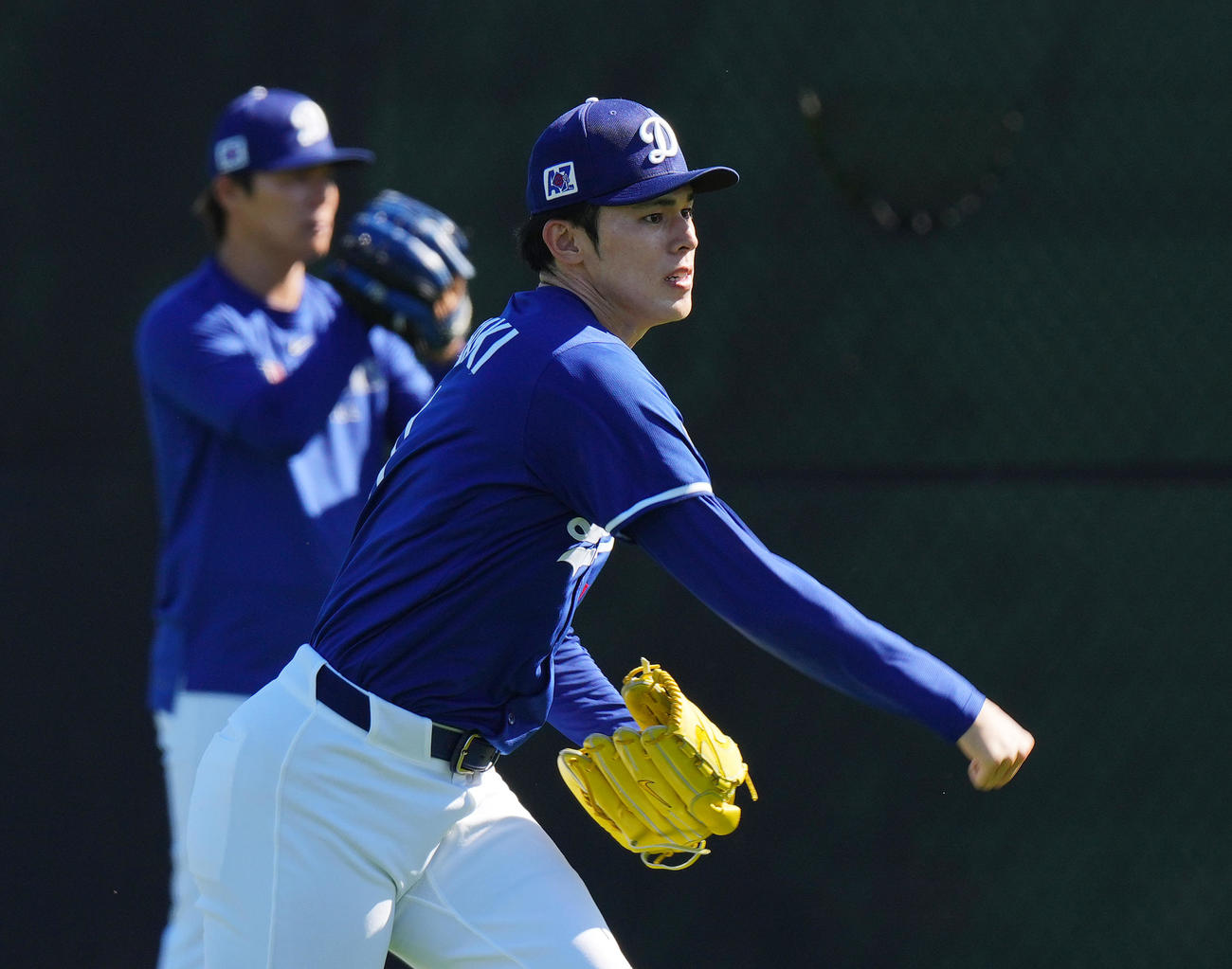 ブルペンの投球練習を前にキャッチボールをするドジャース佐々木朗希。後方は山本（撮影・菅敏）