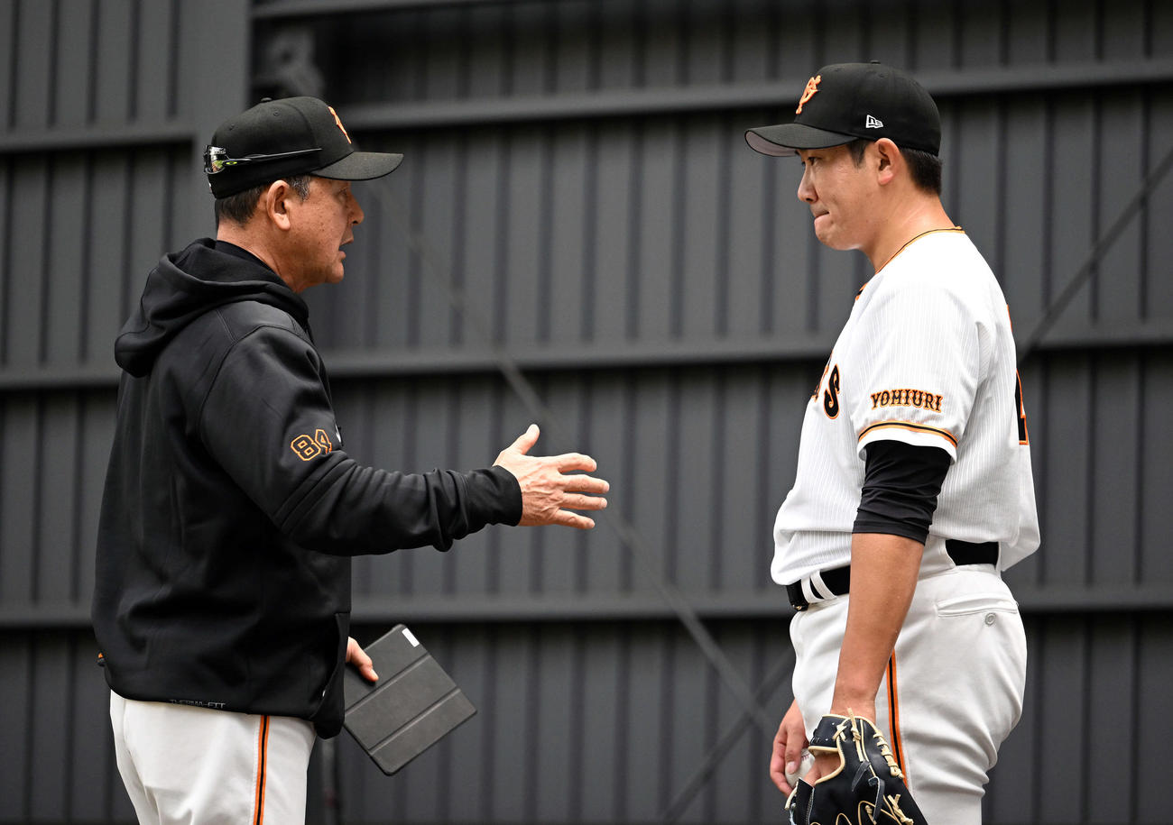 ブルペンで巨人菅野（右）は久保巡回投手コーチから指導を受ける（2023年2月5日撮影）