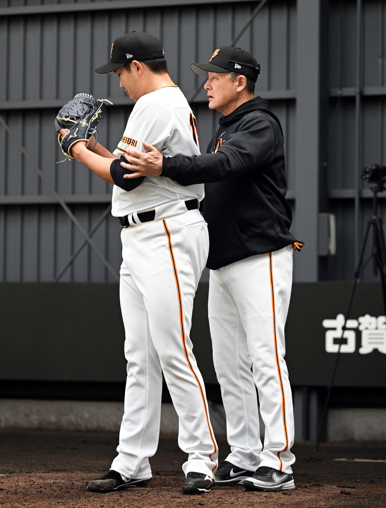 ブルペンで巨人菅野（左）は久保巡回投手コーチから指導を受ける（2023年2月5日撮影）