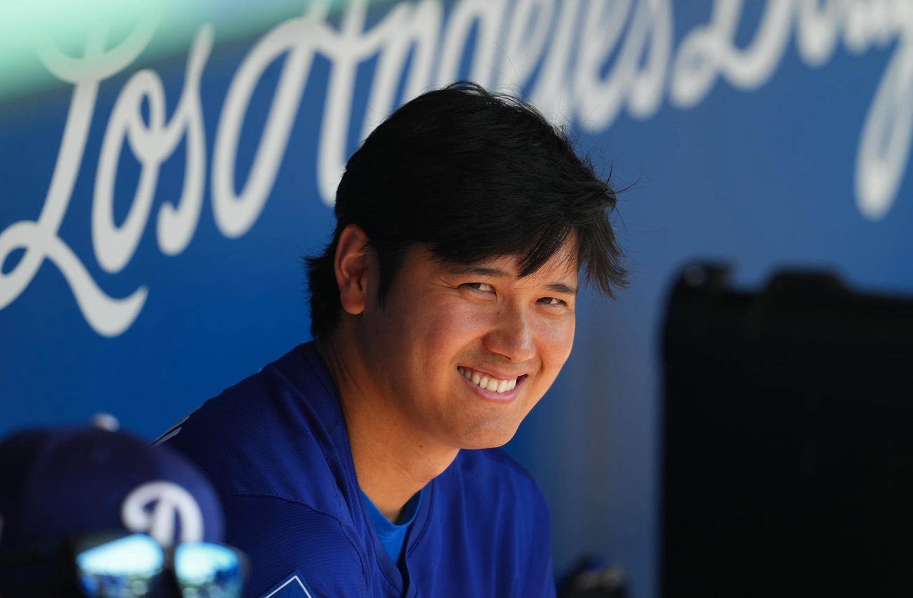 オープン戦・ドジャース対ダイヤモンドバックス　試合前、ベンチで笑顔を見せるドジャース大谷（撮影・菅敏）