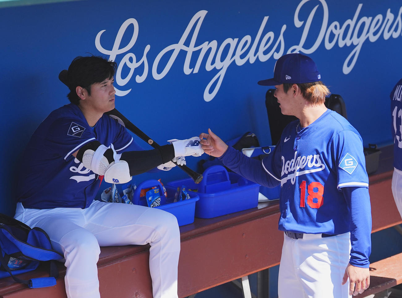 オープン戦・ドジャース対ダイヤモンドバックス　試合前、山本（右）とタッチをするドジャース大谷（撮影・菅敏）