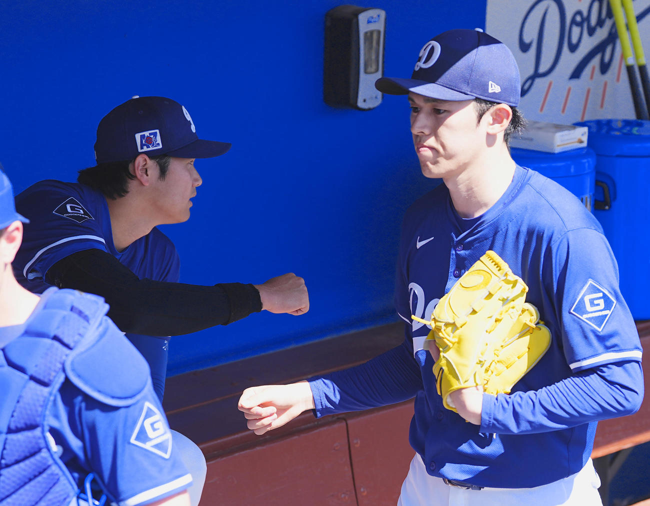 オープン戦・ドジャース対ガーディアンズ　試合前、ベンチで佐々木（右）とタッチをするドジャース大谷（撮影・菅敏）