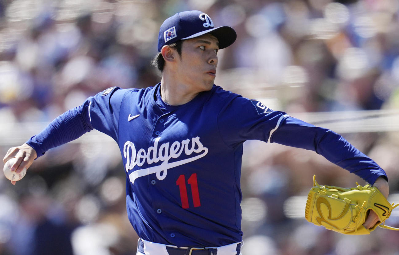ドジャース対ガーディアンズ　力投するドジャース先発の佐々木（AP）
