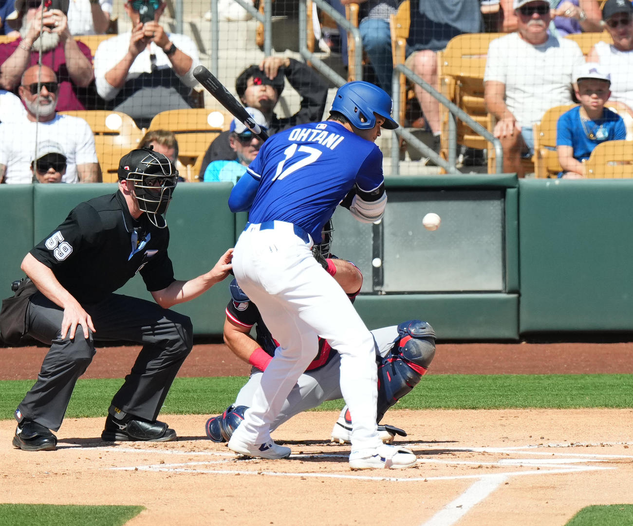 オープン戦・ドジャース対ガーディアンズ　1回裏ドジャース無死、四球を選ぶ大谷（撮影・菅敏）