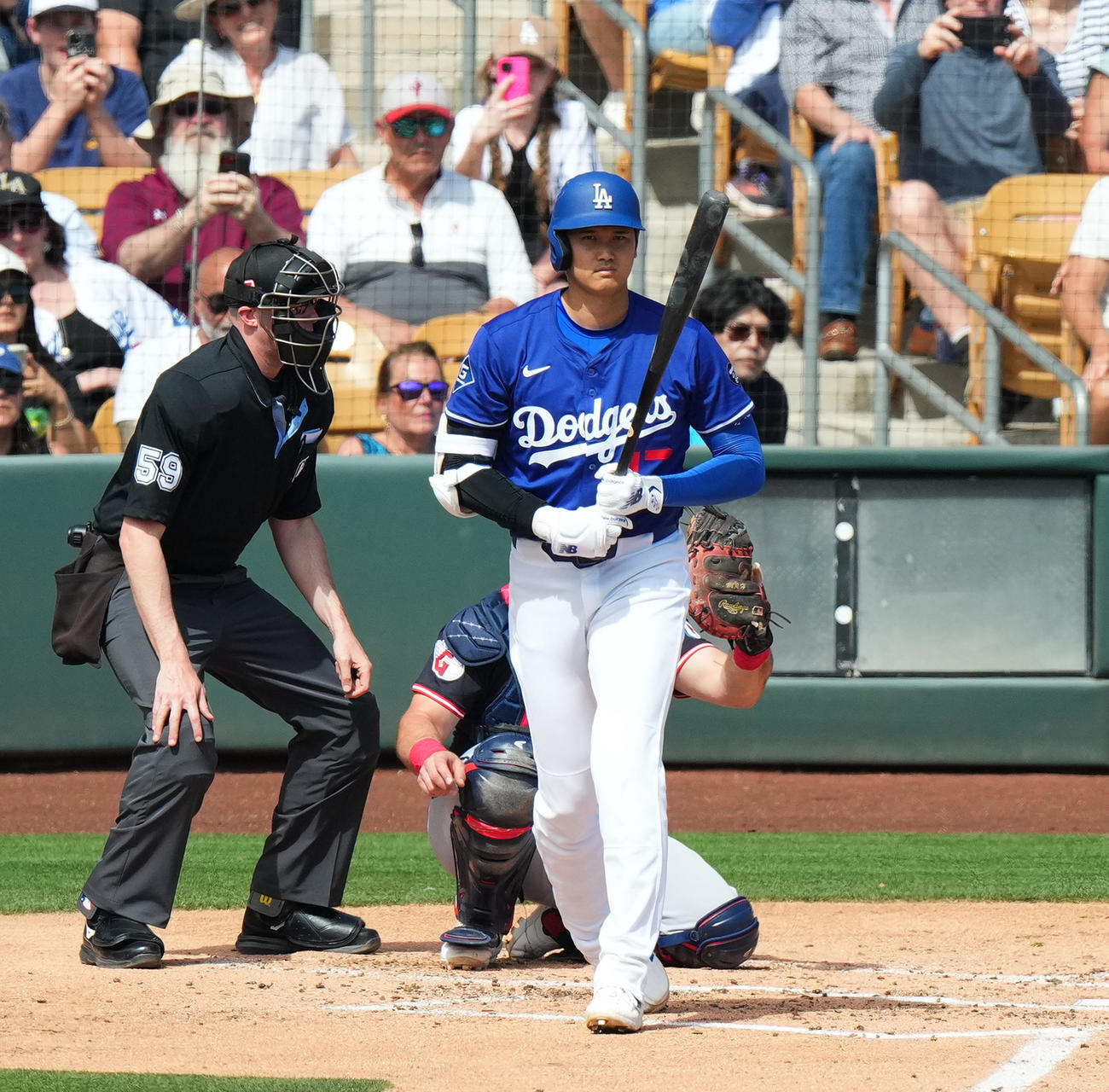 オープン戦・ドジャース対ガーディアンズ　1回裏ドジャース2死満塁、押し出しの四球を選ぶ大谷（撮影・菅敏）