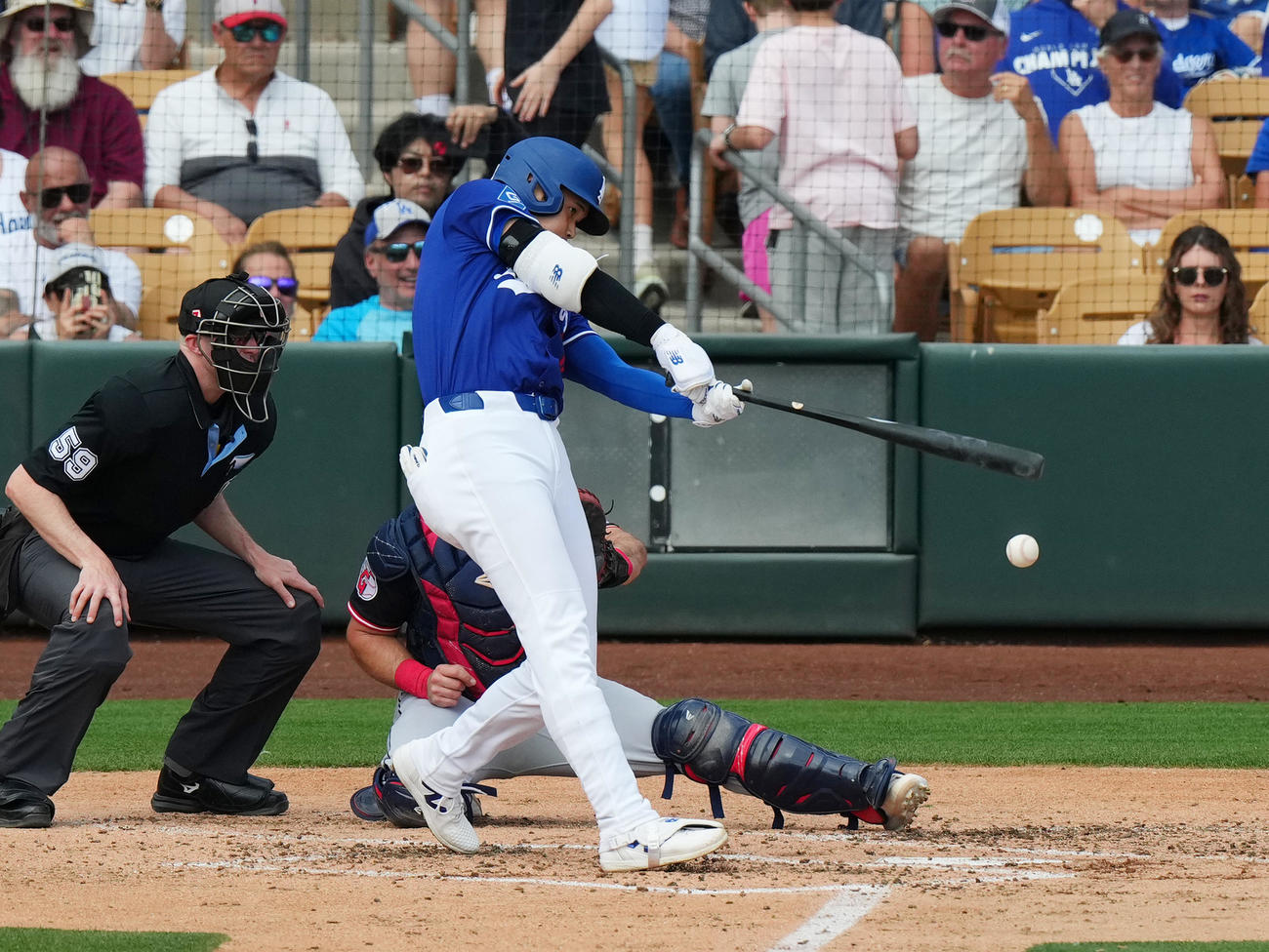 オープン戦・ドジャース対ガーディアンズ　2回裏ドジャース2死二、三塁、一ゴロに倒れる大谷（撮影・菅敏）