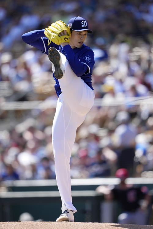 力投するドジャース先発の佐々木（AP）