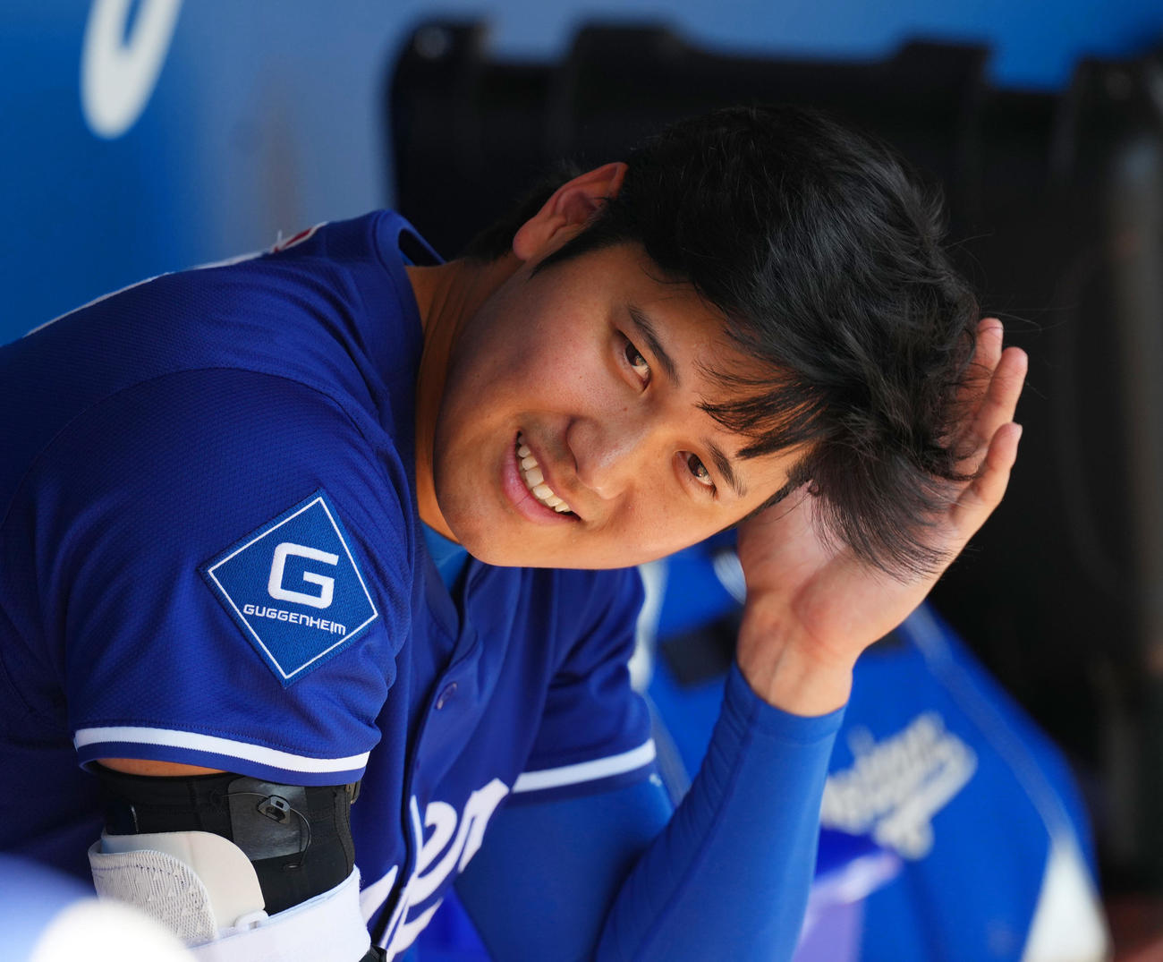 オープン戦・ドジャース対ダイヤモンドバックス　試合前、ベンチで笑顔を見せるドジャース大谷（撮影・菅敏）