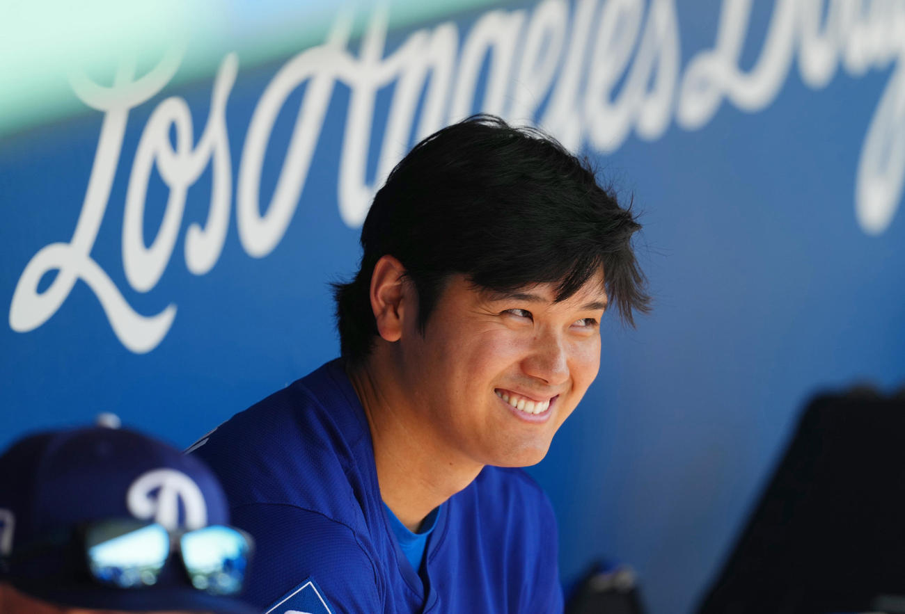 オープン戦・ドジャース対ダイヤモンドバックス　試合前、ベンチで笑顔を見せるドジャース大谷（撮影・菅敏）
