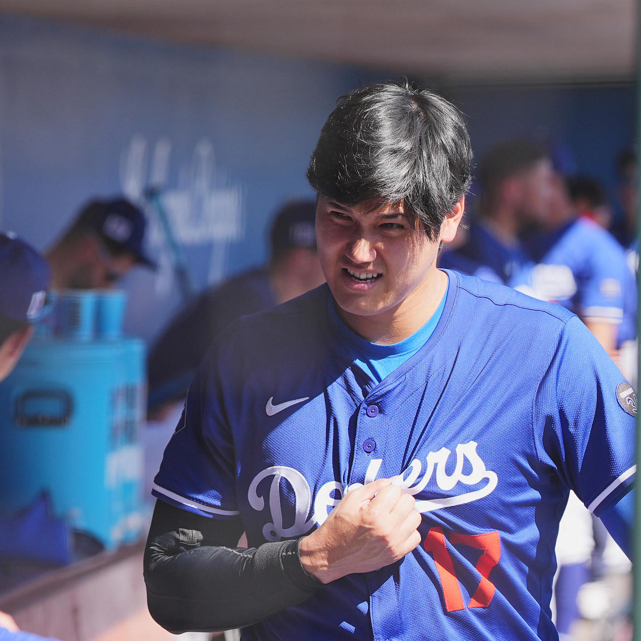 オープン戦・ドジャース対ダイヤモンドバックス　4回、自打球を下腹部に受け、ベンチでもん絶するドジャース大谷（撮影・菅敏）