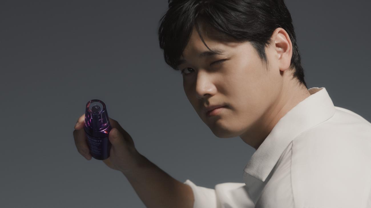 コーセー「コスメデコルテ」の新CMでウインクするドジャース大谷