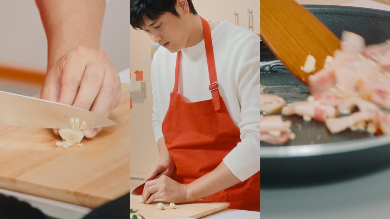 日清ウェルナのCMで包丁を使い、ニンニクをみじん切りにするドジャース大谷翔平投手。パスタをつくっている