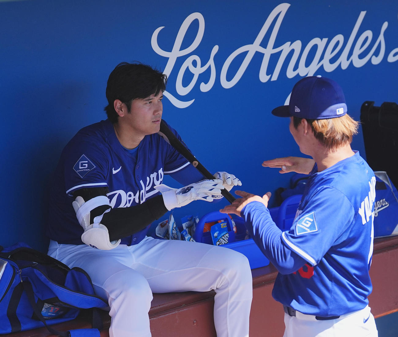 オープン戦・ドジャース対ダイヤモンドバックス　試合前、山本（右）とーズをとるドジャース大谷（撮影・菅敏）