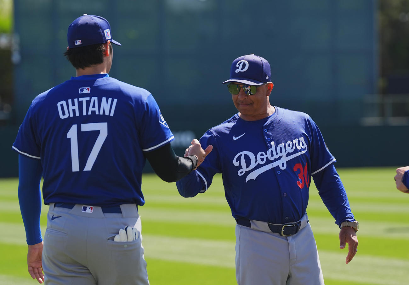オープン戦・ホワイトソックス対ドジャース　試合前、フィールドでデーブ・ロバーツ監督（右）とタッチをするドジャース大谷翔平＝2025年3月8日