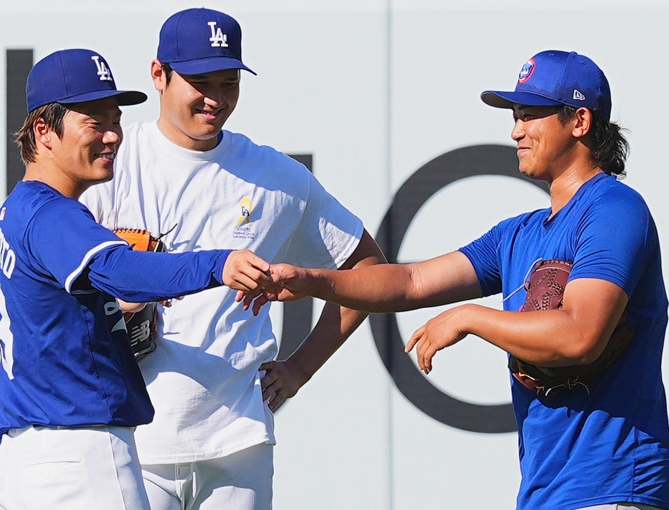 ドジャース対カブス　試合前、フィールドで談笑する、左から山本、大谷、今永＝2024年9月9日