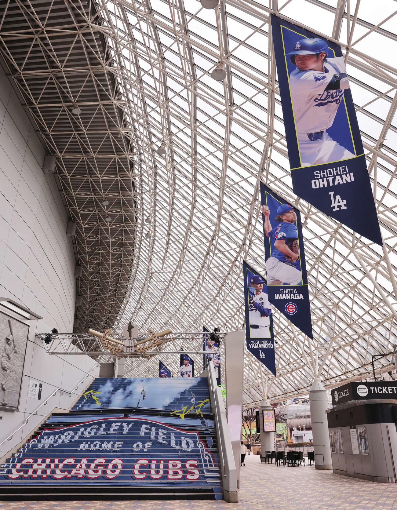 MLBの開幕戦を前に、手前からドジャース大谷、カブス今永、ドジャース山本らのフラッグが掲げられた東京ドーム。王ゲートの階段はカブスのラッピング（撮影・野上伸悟）