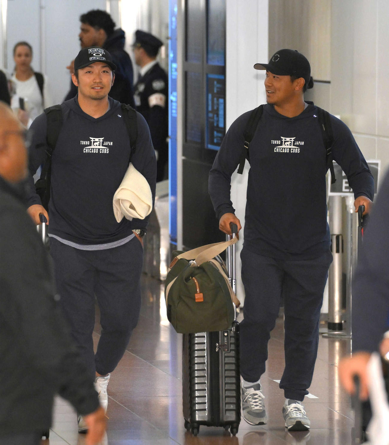MLB開幕戦を前に、日本に到着したカブス鈴木（左）と今永（代表撮影）