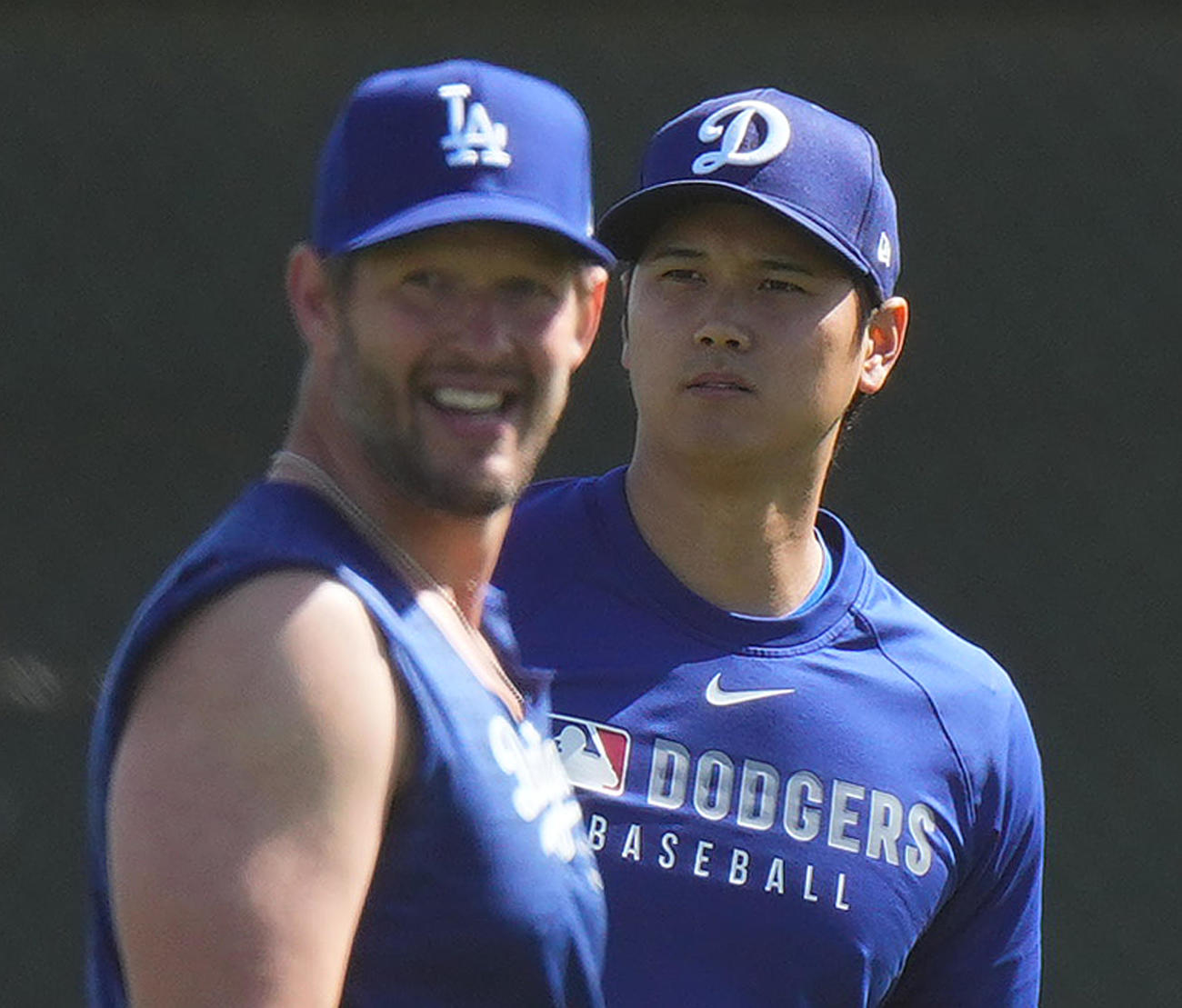6日のオープン戦・ドジャース対レンジャース　試合前、キャッチボール中にカーショー（手前）の帽子を見つめるドジャース大谷（撮影・菅敏）