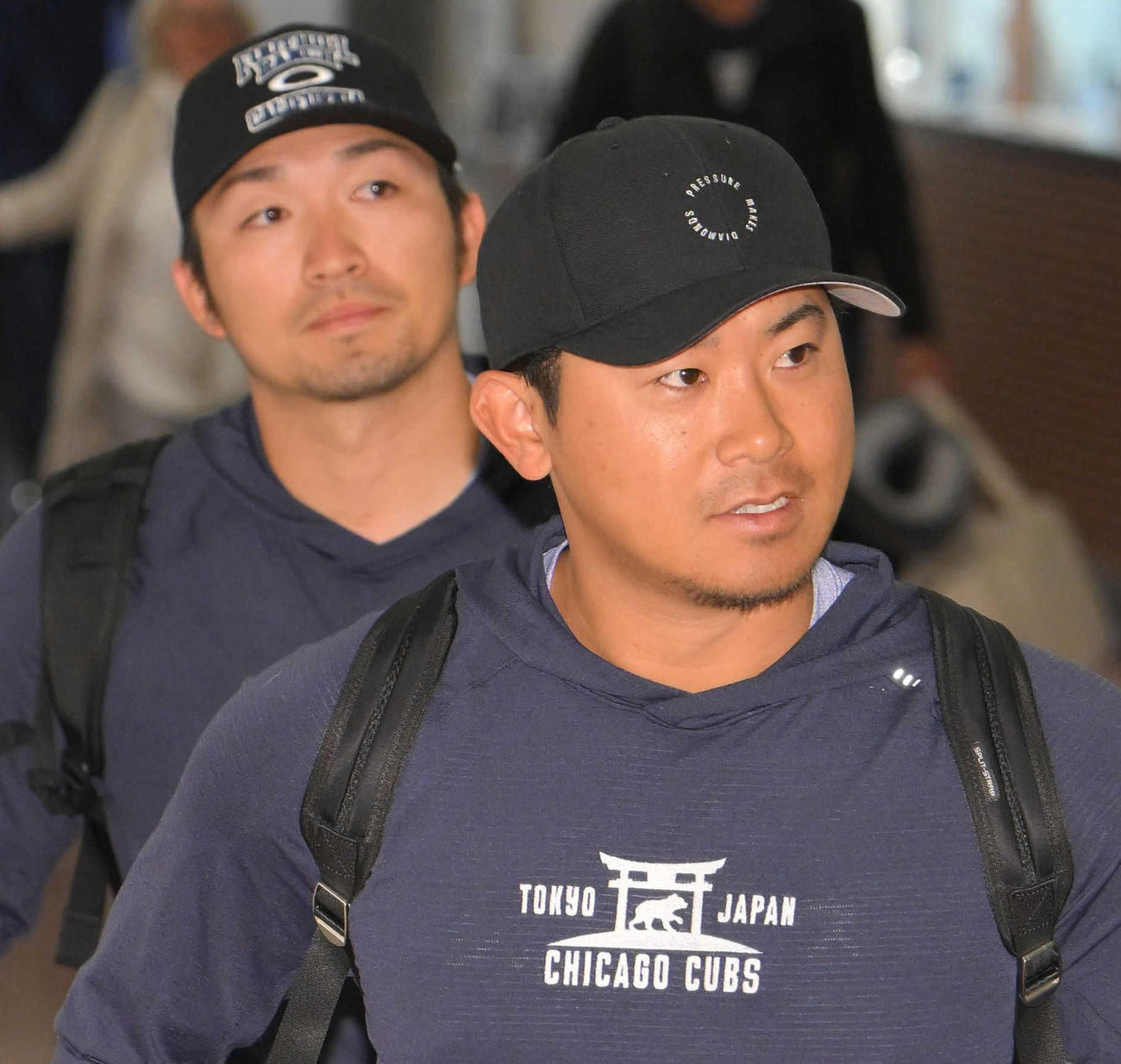 MLB開幕戦を前に、日本に到着したカブス今永（手前）と鈴木（代表撮影）