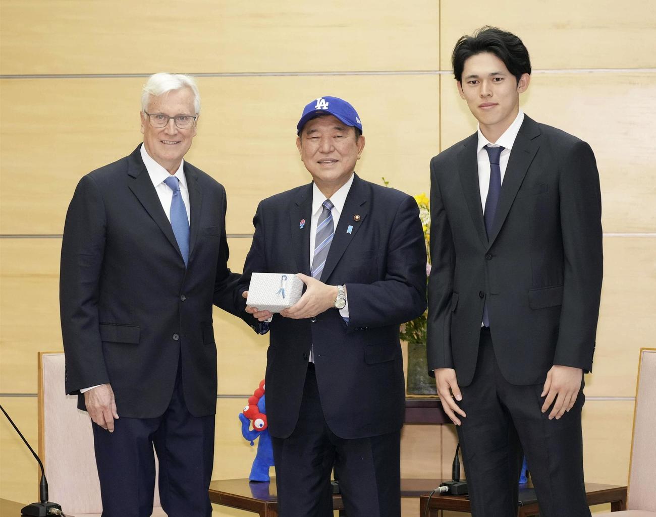 米大リーグ・ドジャースの佐々木朗希（右）、球団オーナーのマーク・ウォルター氏（左）と面会し、記念写真に納まる石破首相（共同）