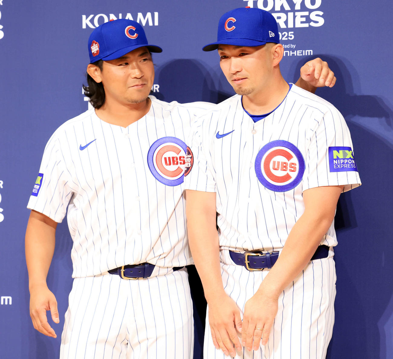 会見で肩を組むカブス今永（左）と鈴木（撮影・浅見桂子）
