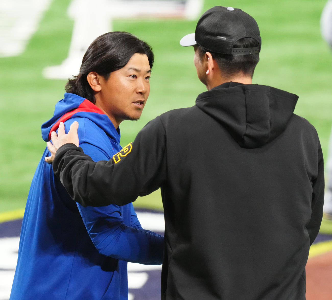 阪神藤川監督（右）にあいさつするカブス今永（撮影・江口和貴）