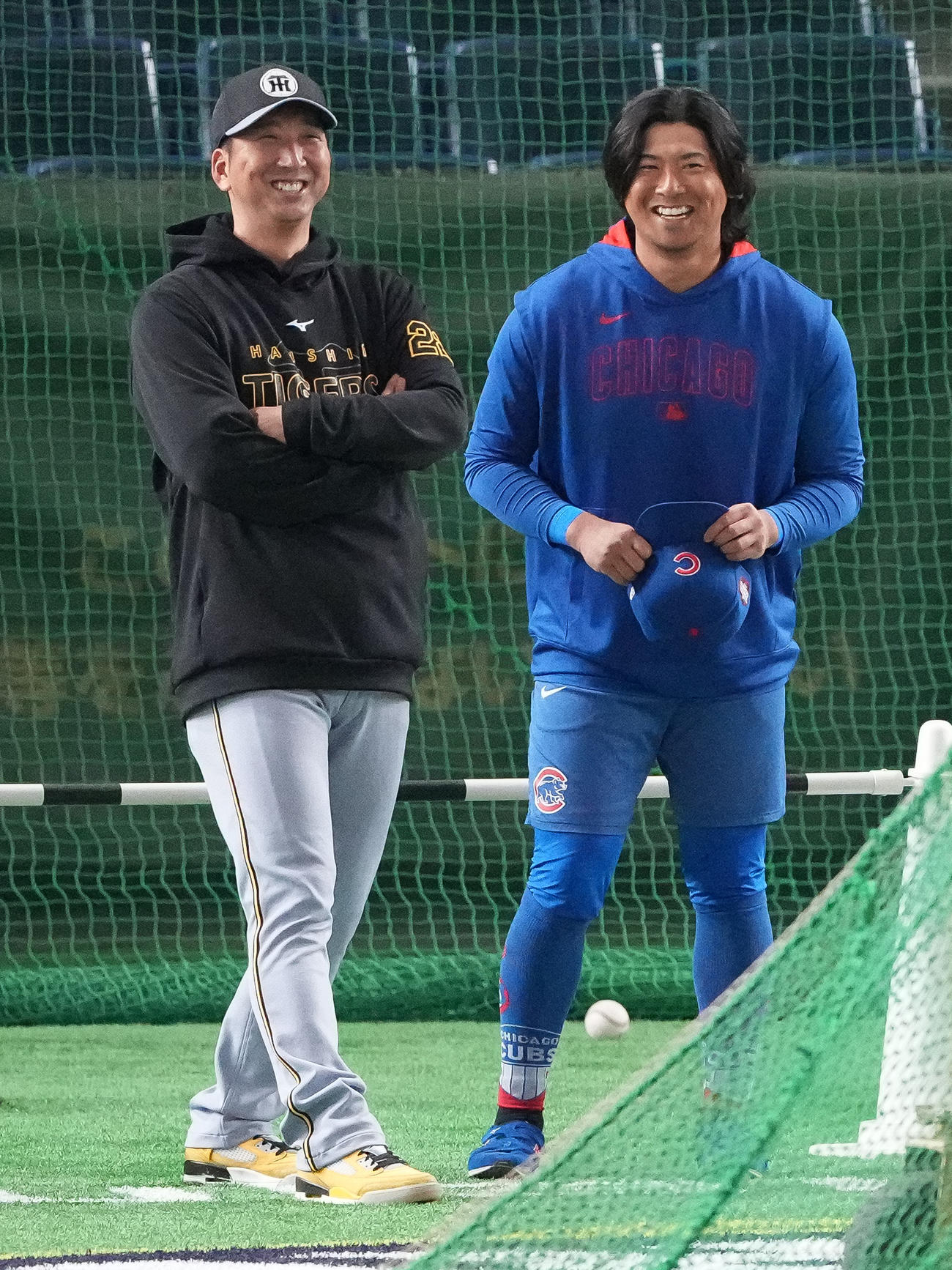 阪神藤川監督（左）と談笑するカブス今永（撮影・鈴木みどり）