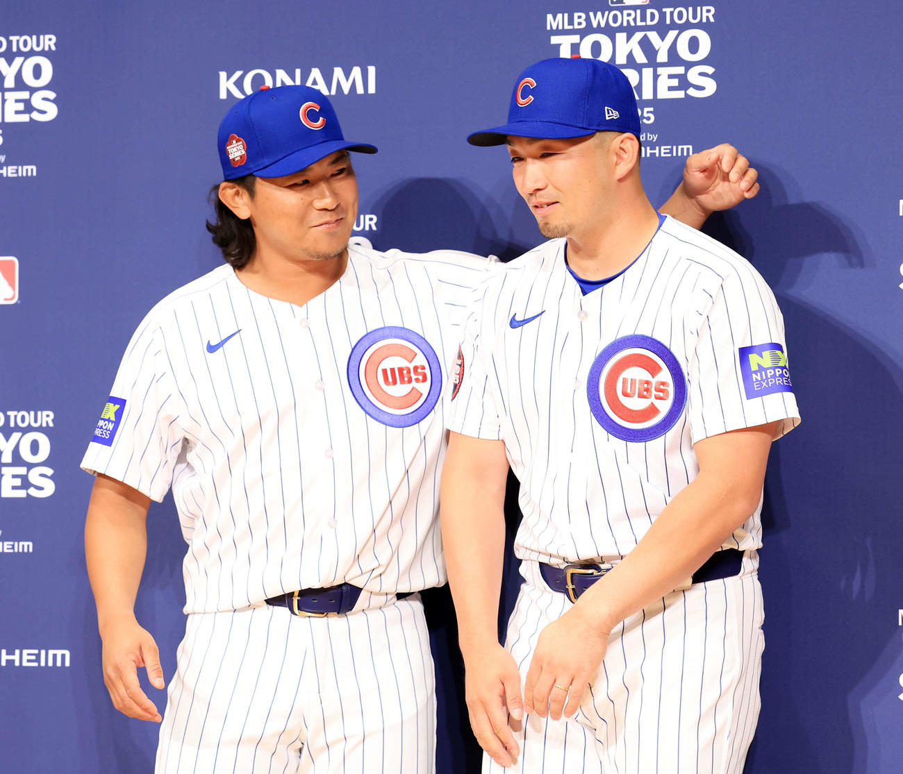 会見で肩を組むカブス今永（左）と鈴木（撮影・浅見桂子）