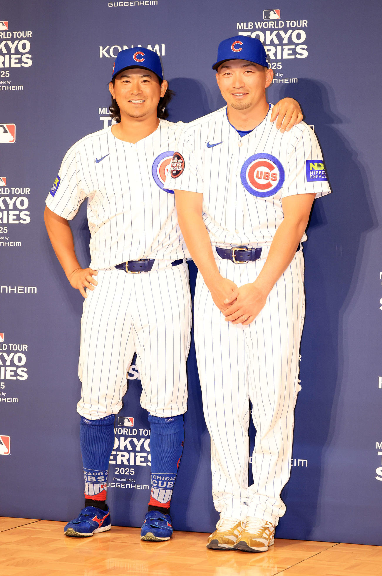 会見でポーズをとるカブス今永（左）と鈴木（撮影・浅見桂子）