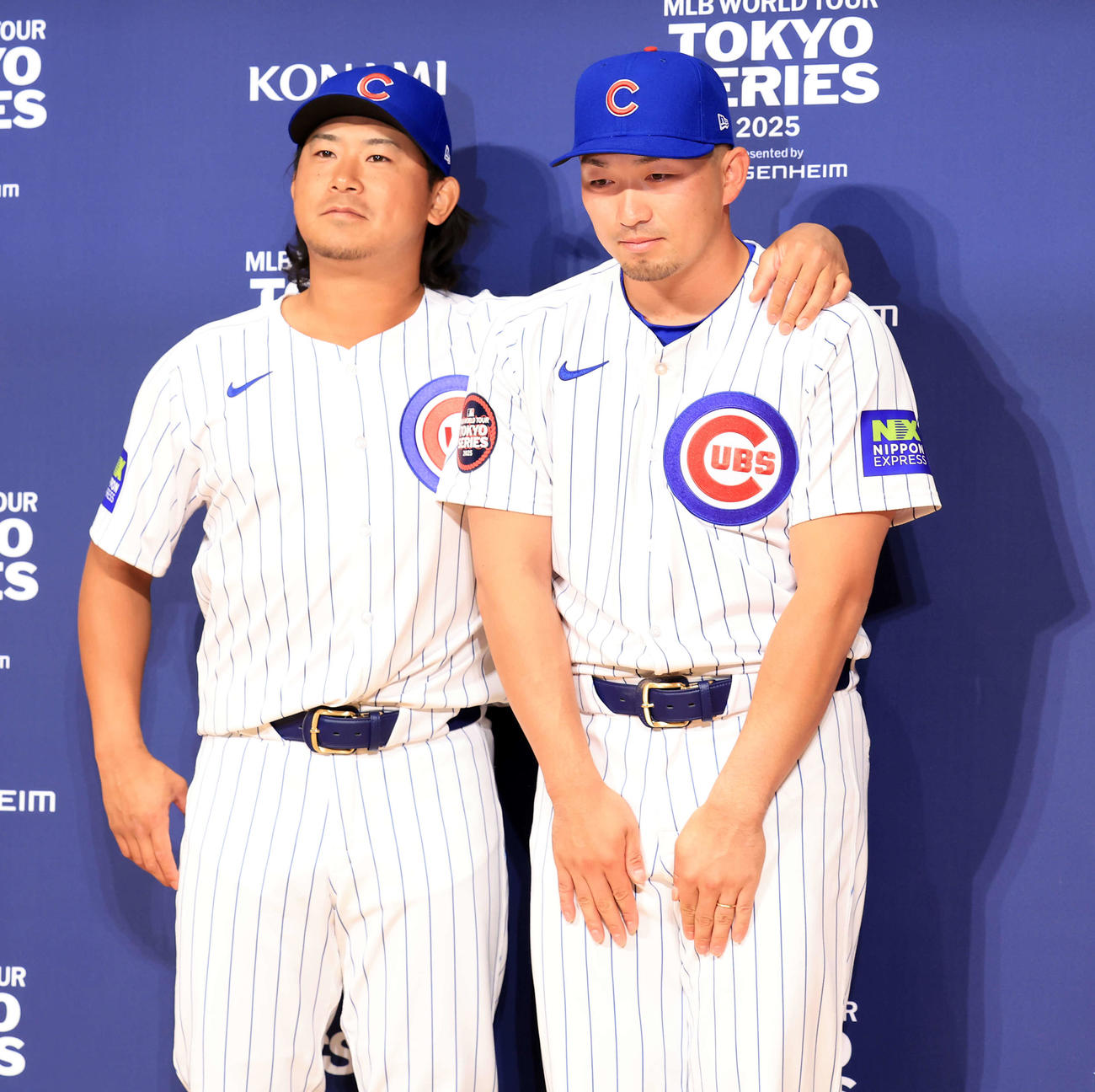 会見で肩を組むカブス今永（左）と鈴木（撮影・浅見桂子）