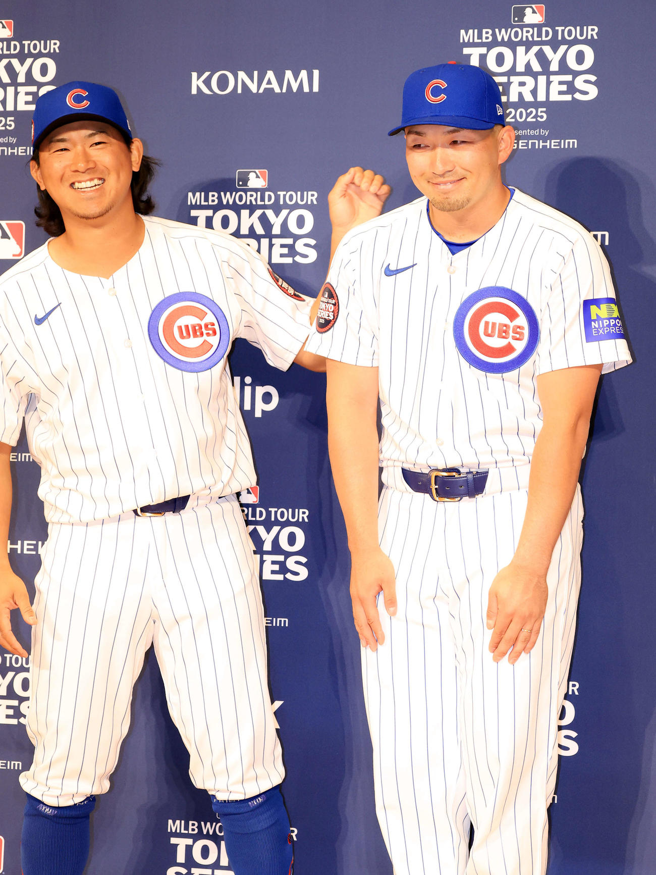 会見で笑顔のカブス今永（左）と鈴木（撮影・浅見桂子）
