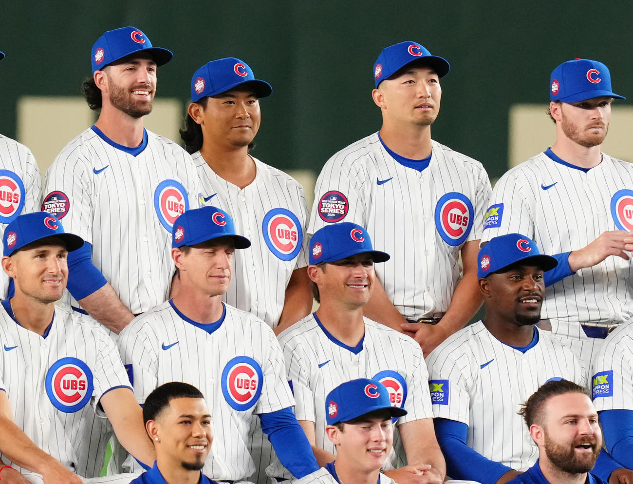 公式練習前、集合写真に納まるカブスの選手たち。後列左から2人目から今永、鈴木（撮影・江口和貴）