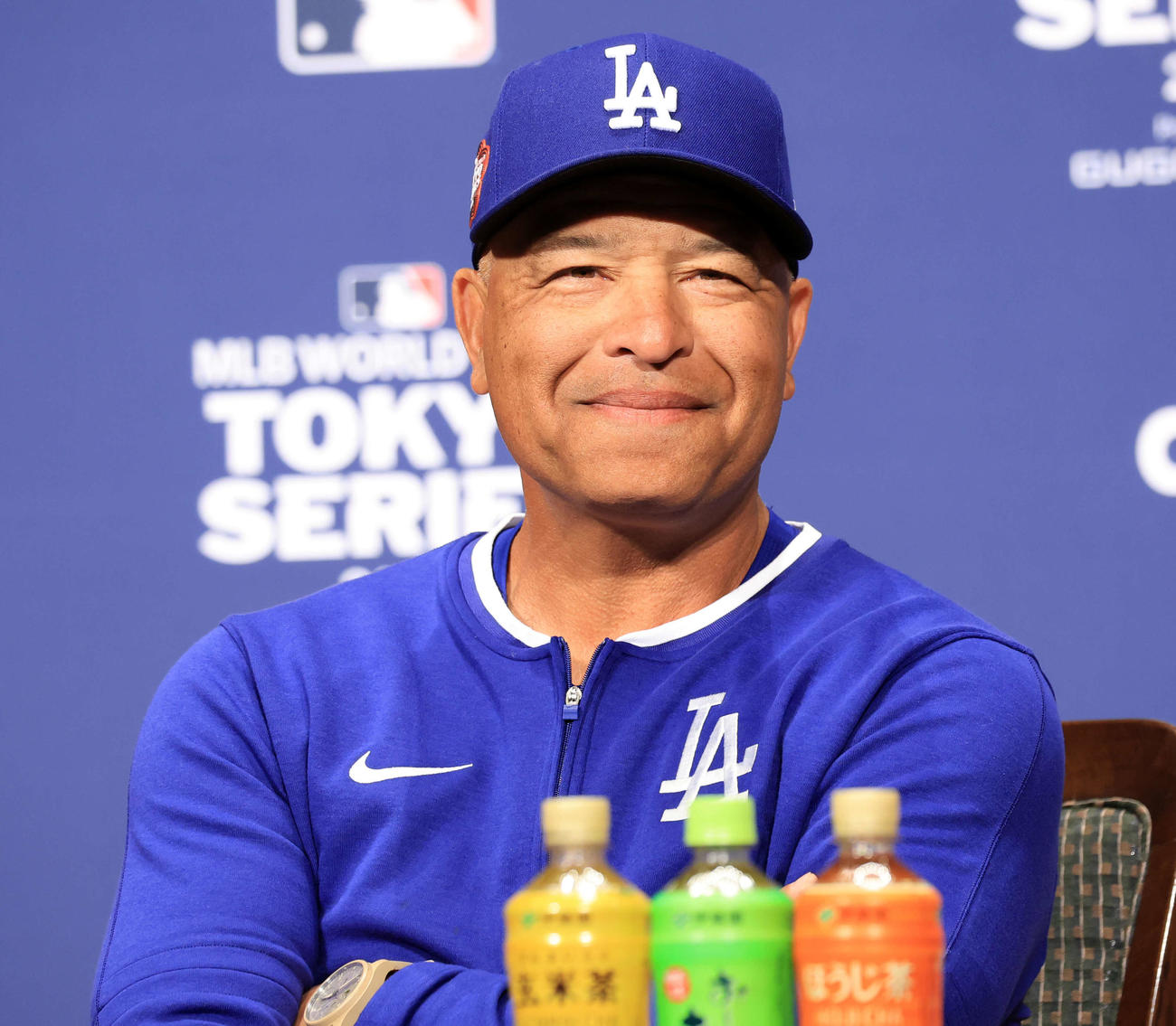 会見に臨むドジャースのロバーツ監督（撮影・浅見桂子）