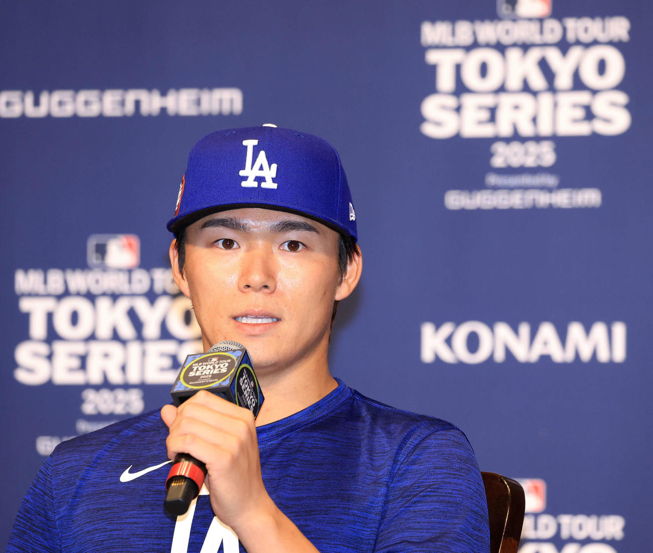 会見で答えるドジャース山本（撮影・浅見桂子）