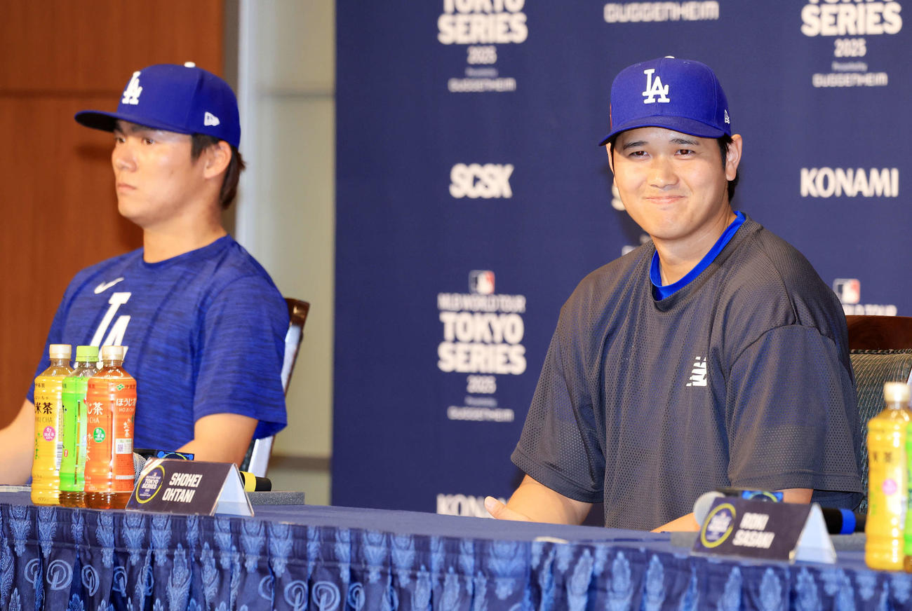 会見で笑顔のドジャース大谷（右）。左は山本（撮影・浅見桂子）