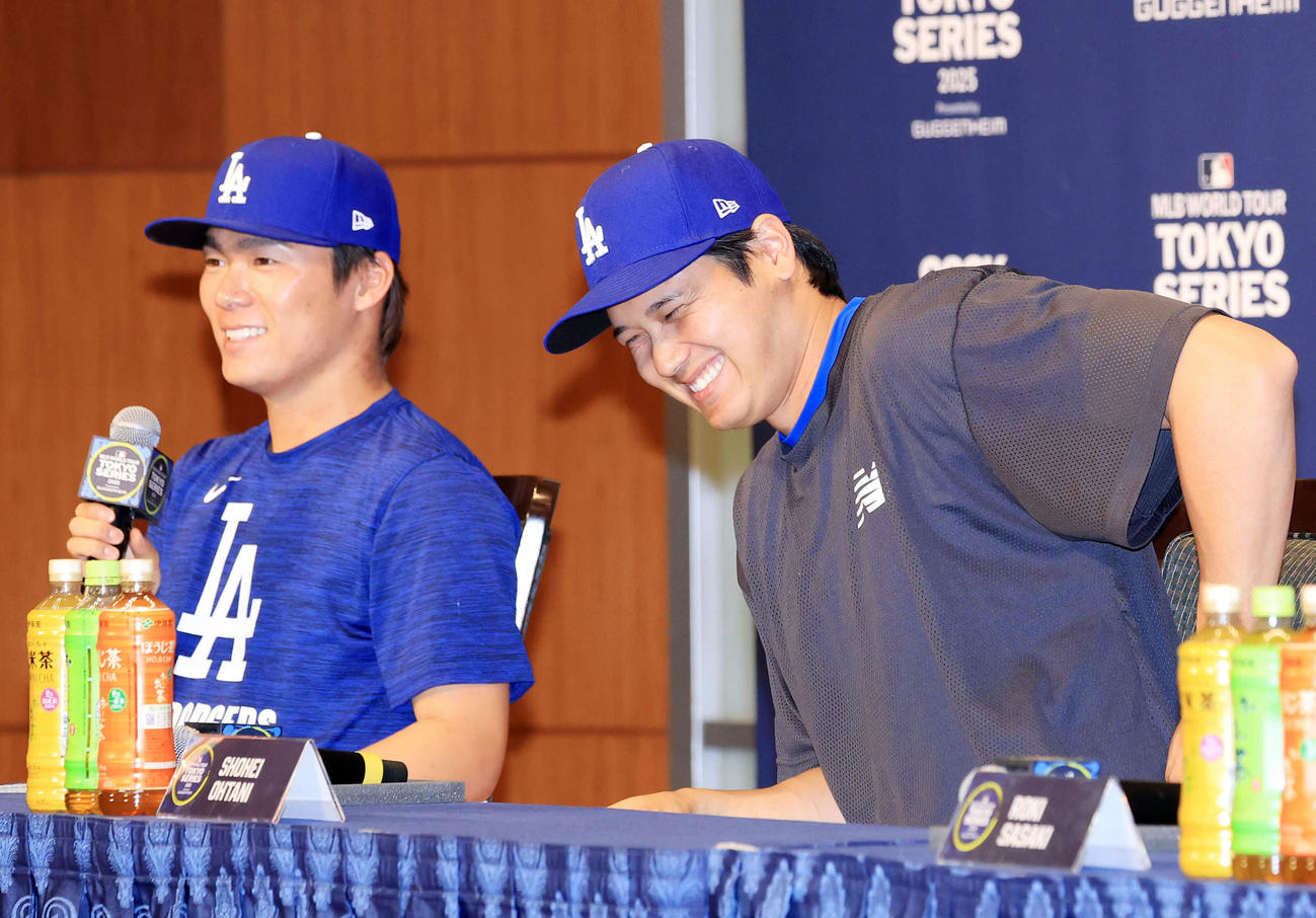 会見で笑顔のドジャース大谷（右）。左は山本（撮影・浅見桂子）