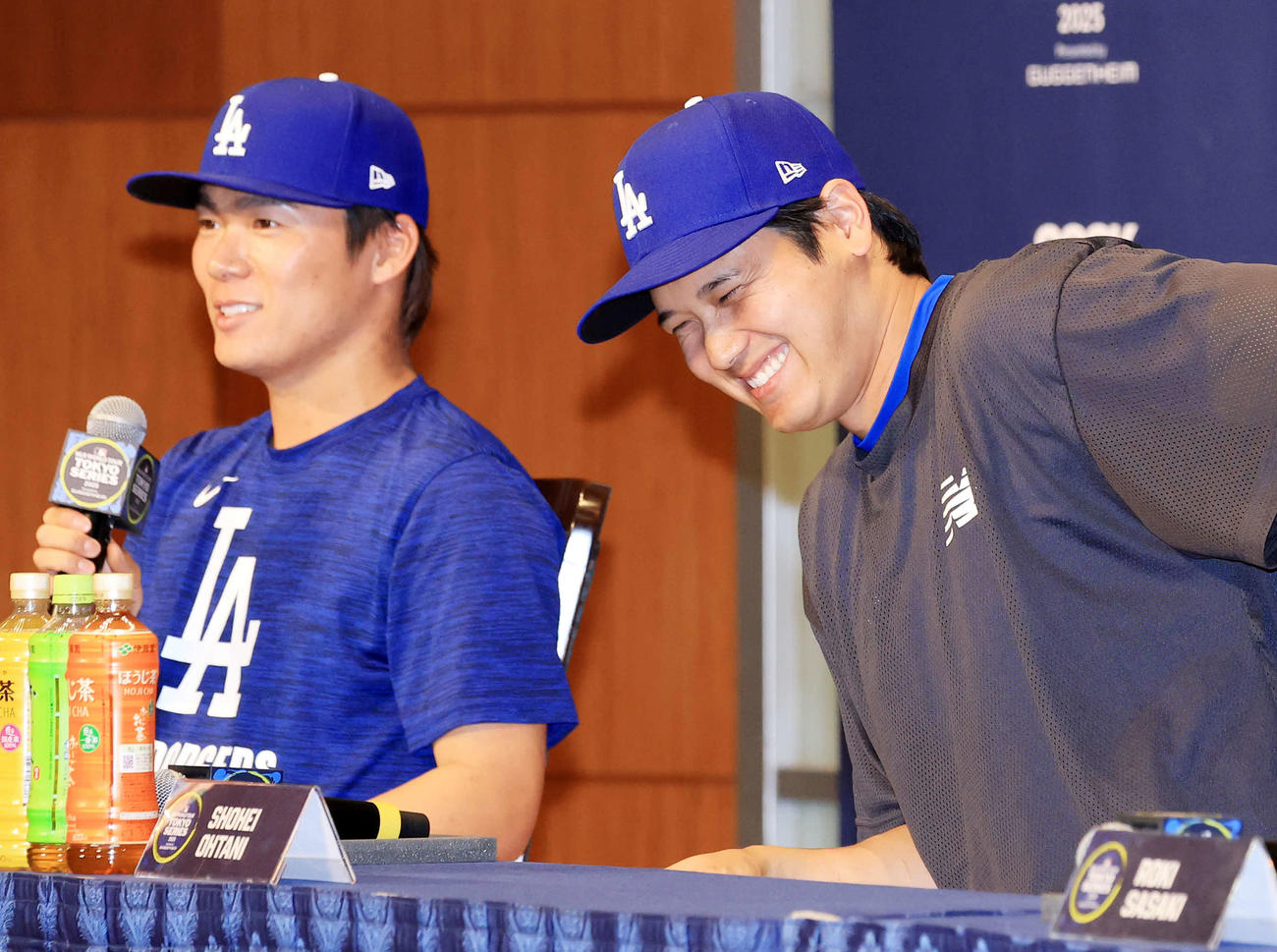 会見で笑顔のドジャース大谷（右）。左は山本（撮影・浅見桂子）